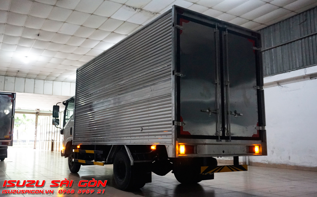Xe Tải Isuzu QKR 1T9 Tấn Thùng Kín Đầu Vuông 4